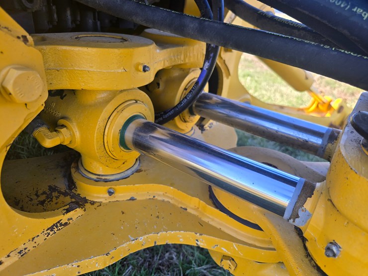 2015-deere-410l-image-43