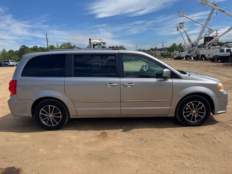 2017-dodge-grand-caravan-sxt-image-7