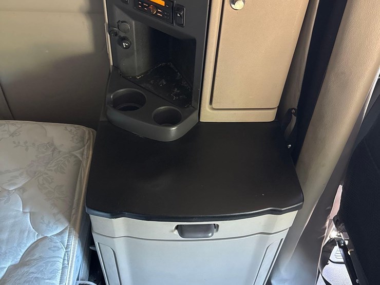 2023-peterbilt-579-image-38