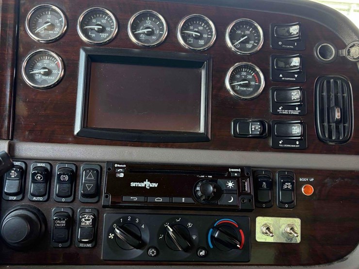2017-peterbilt-389-image-14