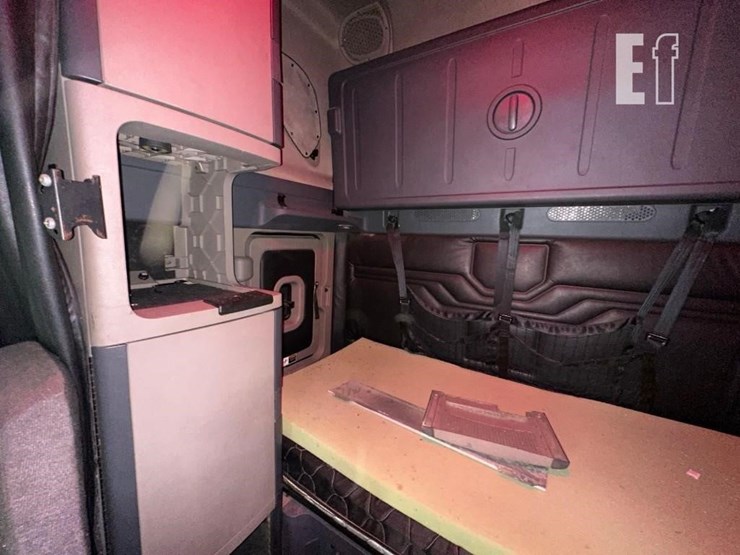 2014-freightliner-cascadia-125-image-25