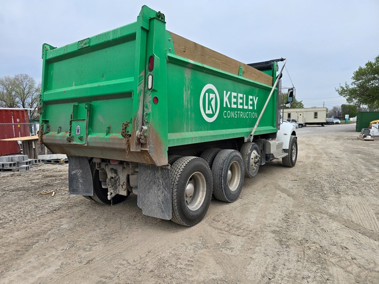 2017-peterbilt-348-image-13