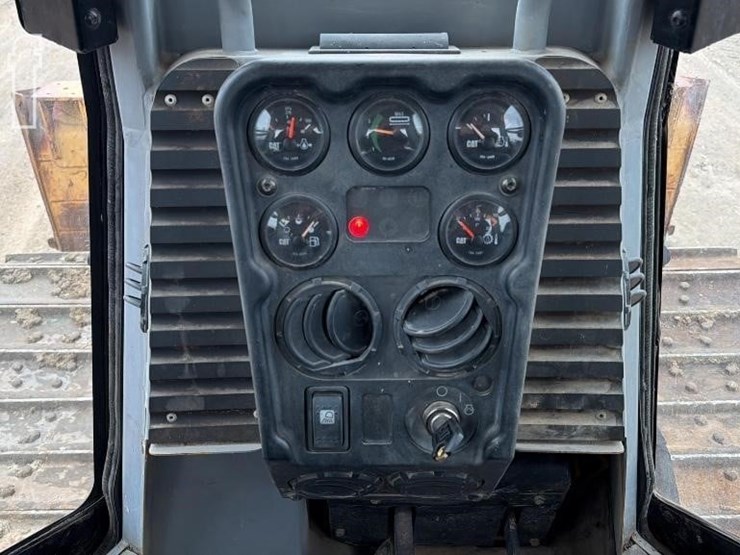 2005-caterpillar-d5g-lgp-image-11
