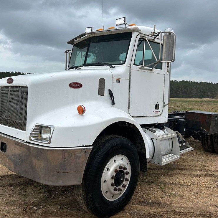 2001 PETERBILT 330