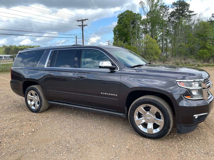 2015-chevrolet-suburban-image-4