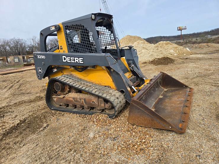 2013-deere-329d-image-12