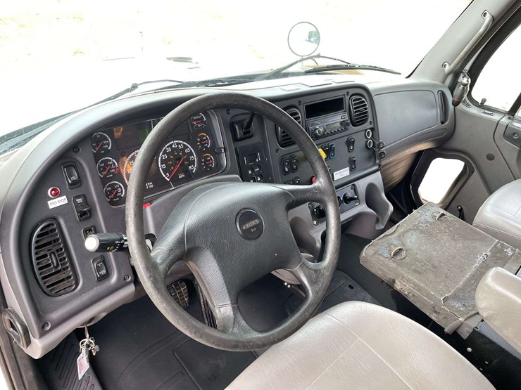 2017-freightliner-mt45-image-11