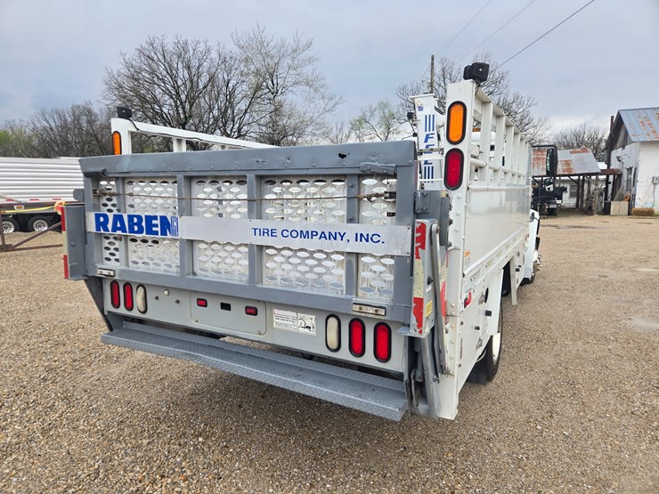 2010-freightliner-m2-106-image-17