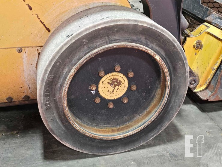 2015-deere-318e-image-24