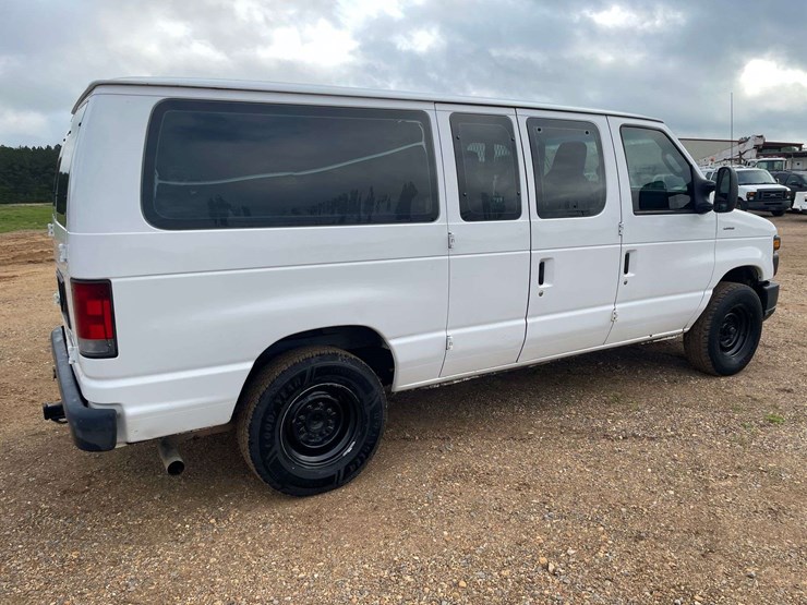 2011-ford-cargo-image-3