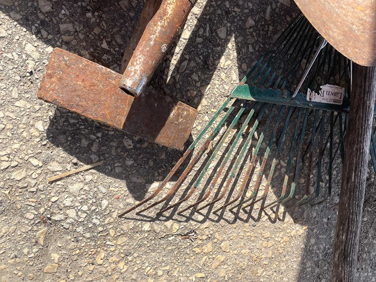 #7025-•-(11)-handled-yard-tools-(o4)-image-13