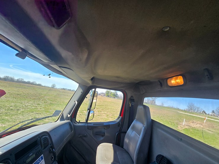 2005-freightliner-m2-106-image-43