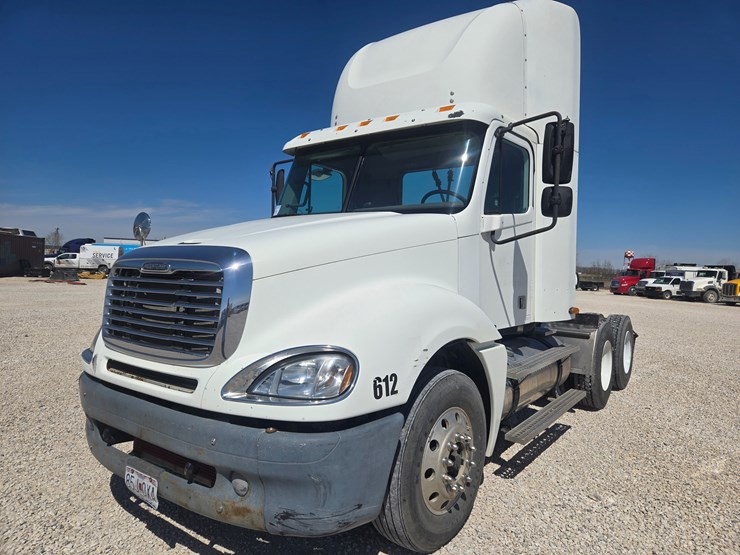 2006-freightliner-columbia-120-image-1