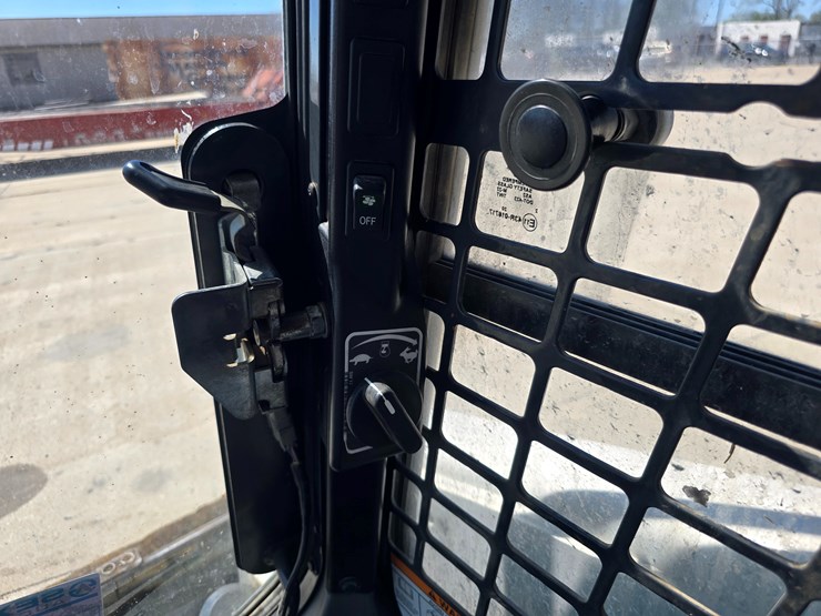 2020-bobcat-t770-image-46