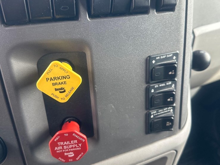 2016-peterbilt-579-image-28