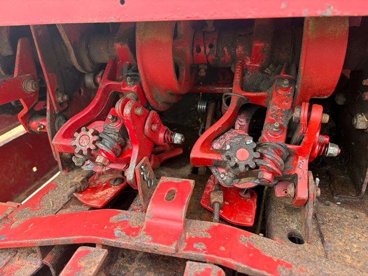 new-holland-326-image-25