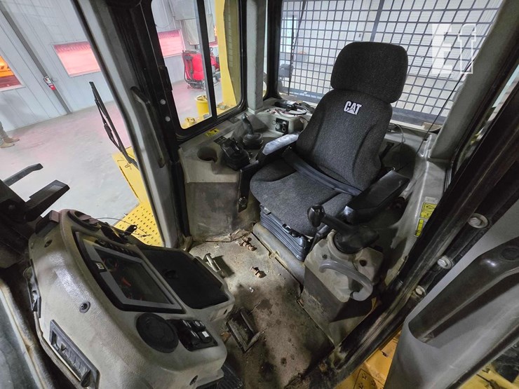 2011-caterpillar-d6t-xw-image-13