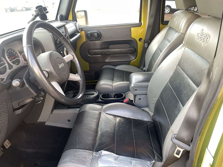 2010-jeep-wrangler-unlimited-sahara-image-10