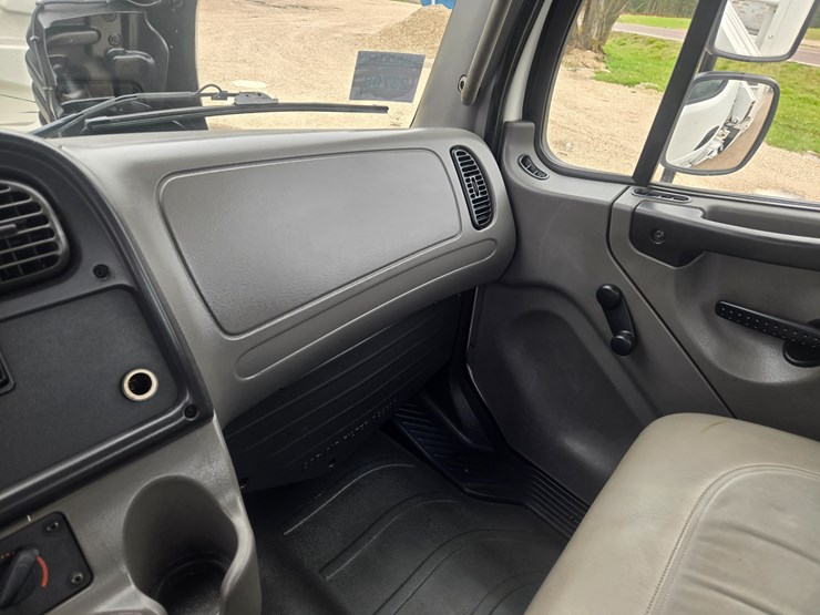 2010-freightliner-m2-106-image-59