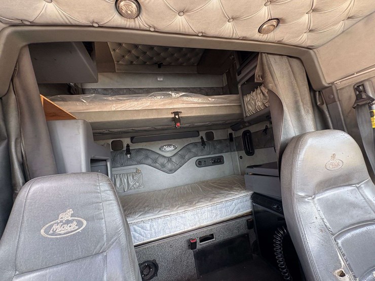 2013-mack-pinnacle-cxu613-image-23