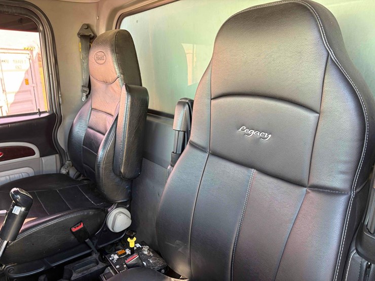 2017-peterbilt-389-image-11