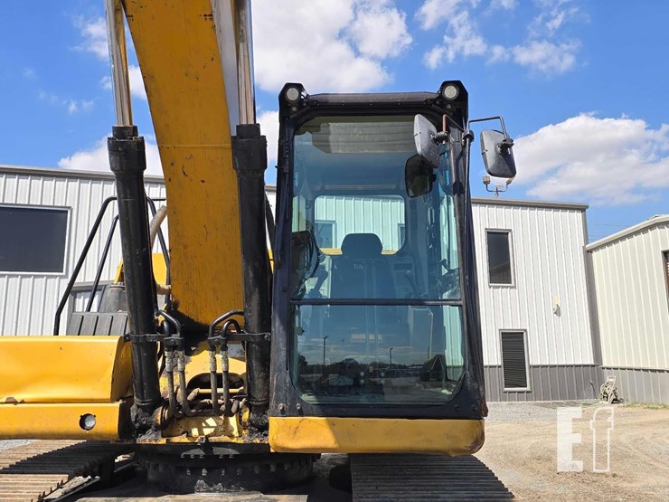 2020-caterpillar-323-image-13