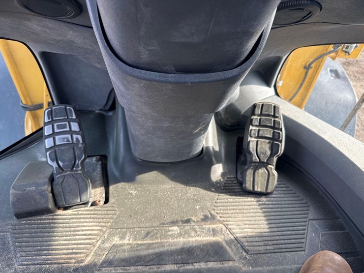 2021-caterpillar-926m-image-33