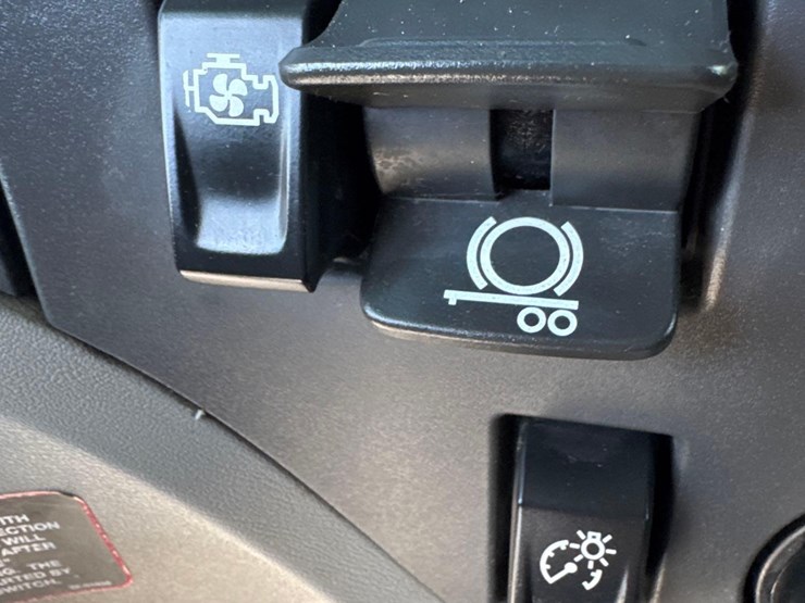 2023-peterbilt-579-image-31