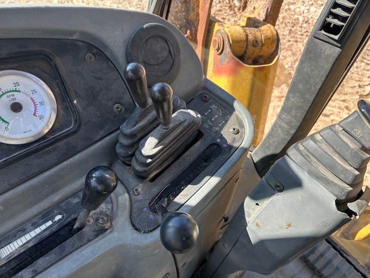 2005-caterpillar-420d-image-62