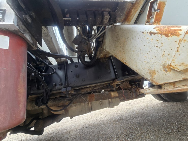 2010-freightliner-m2-106-image-76