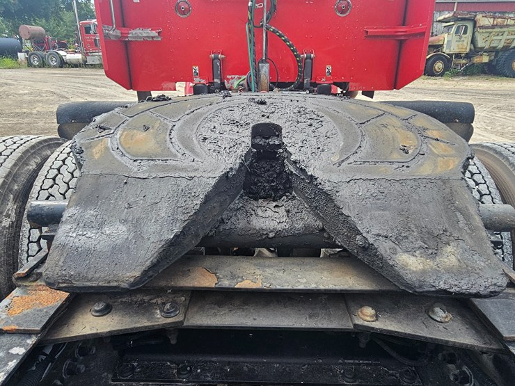 2012-peterbilt-384-image-114