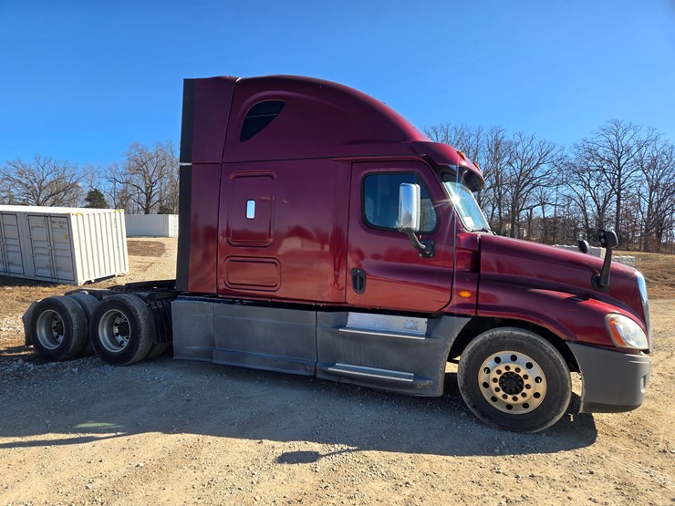 2014-freightliner-cascadia-125-image-24