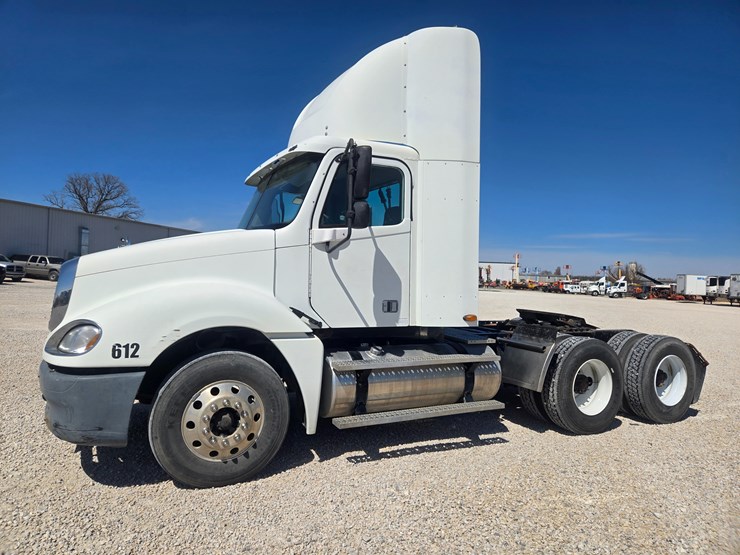 2006-freightliner-columbia-120-image-4