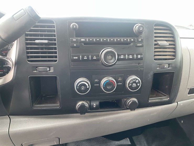 2014-chevrolet-silverado-2500-image-13