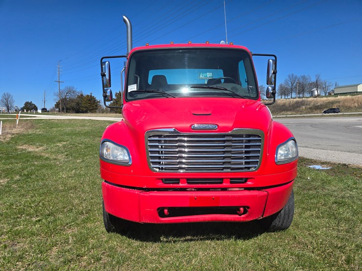 2005-freightliner-m2-106-image-20