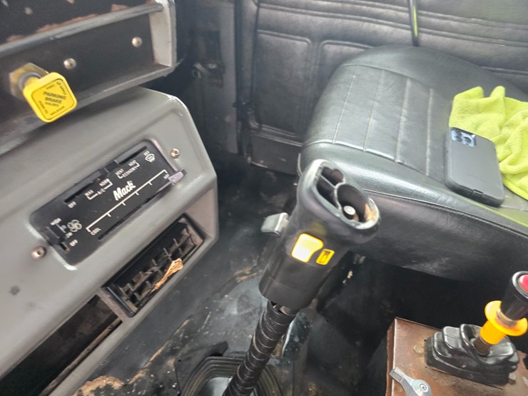 2003-mack-rd688s-image-96