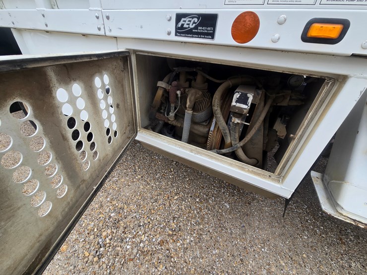 2010-freightliner-m2-106-image-91