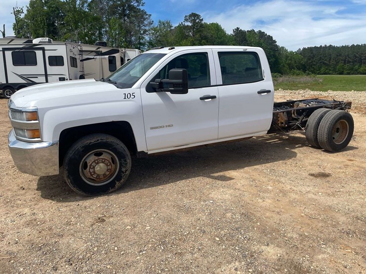 2015-chevrolet-silverado-3500-image-1