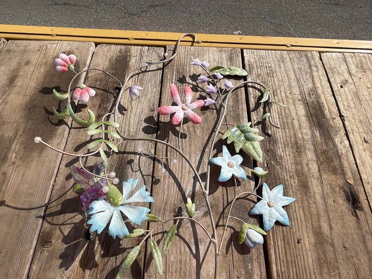 #7026-•-(8)-pieces-yard-art-decorations-(o4)-image-20