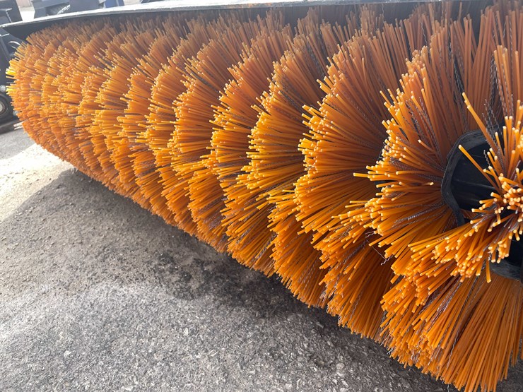 #7047-•-unused-61"-angle-skid-steer-sweeper-broom-(o10)-image-10