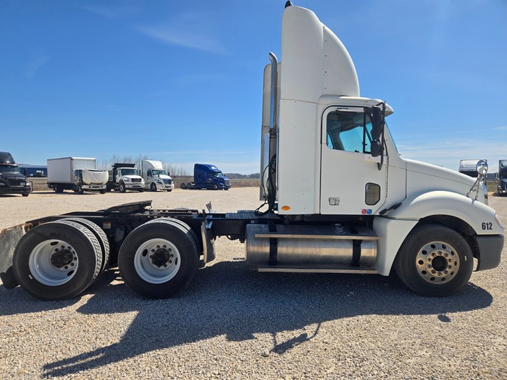 2006-freightliner-columbia-120-image-18