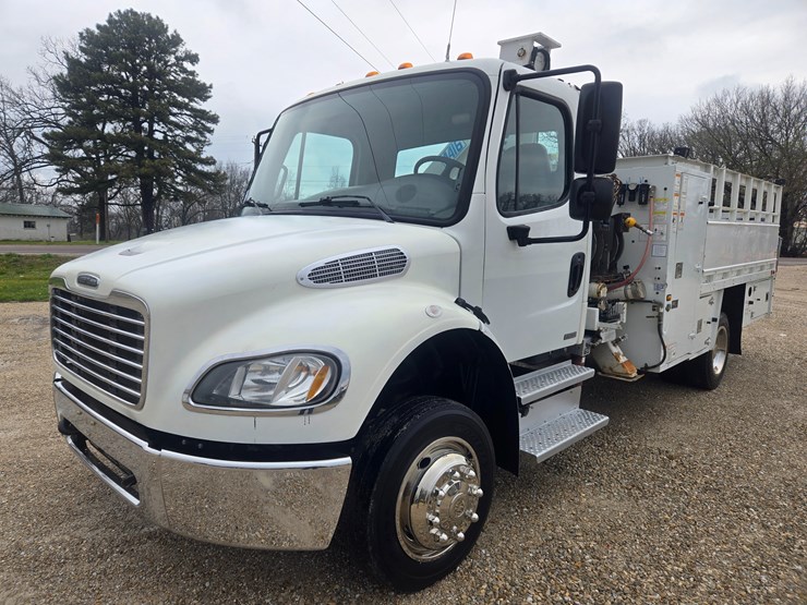 2010-freightliner-m2-106-image-3