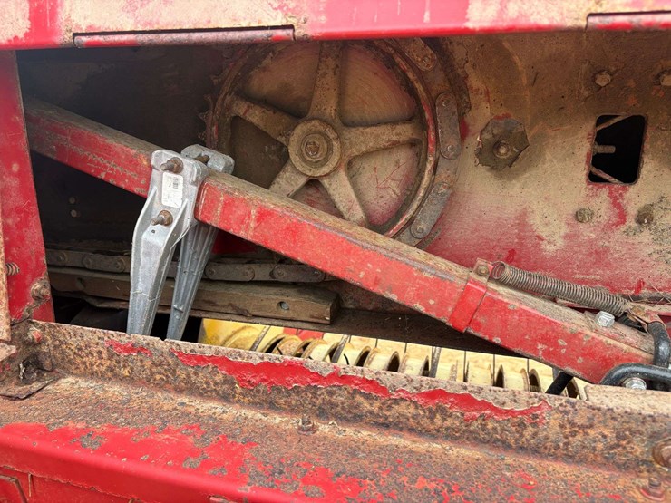 new-holland-326-image-27