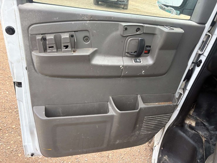 2005-chevrolet-express-3500-image-10