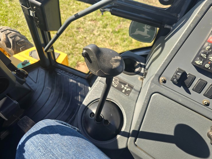 2015-deere-410l-image-83