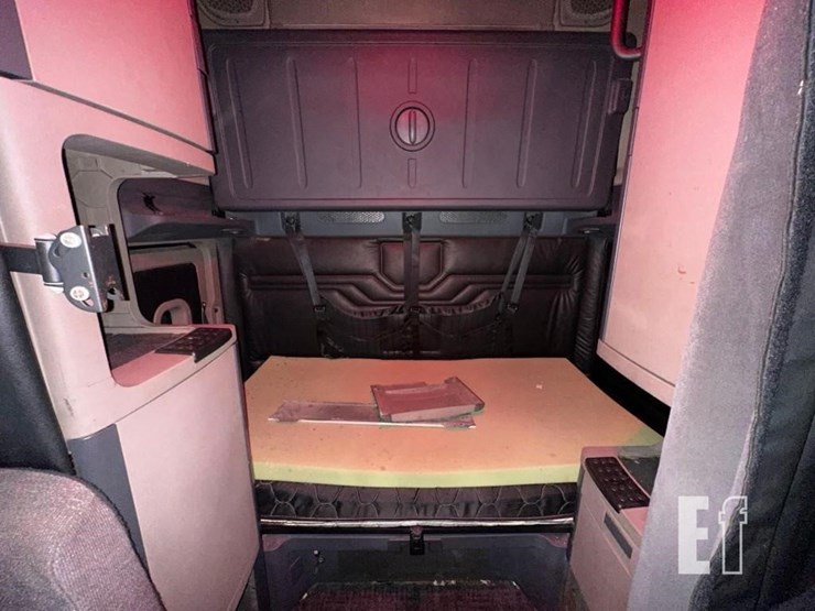 2014-freightliner-cascadia-125-image-24