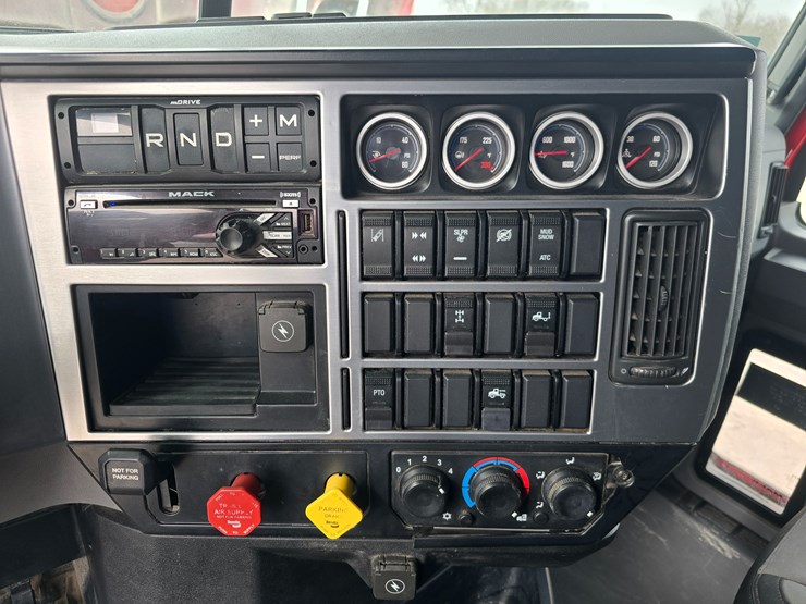 #22592-•-2019-mack-anthem-sleeper-truck-image-46