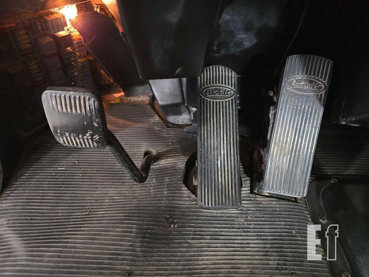 2004-peterbilt-378-image-11