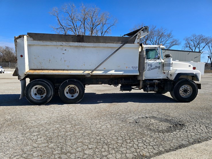 2001-mack-rd688s-image-17