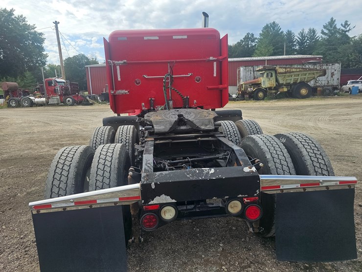 2012-peterbilt-384-image-30